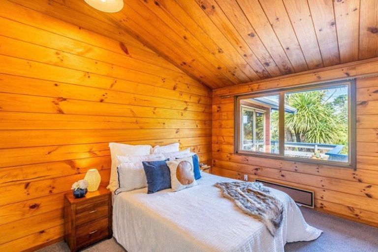 Photo of property in 7 Miromiro Road, Normandale, Lower Hutt, 5010