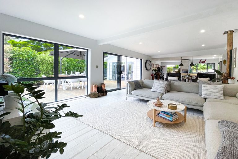 Photo of property in 12 Opanuku Road, Henderson Valley, Auckland, 0612