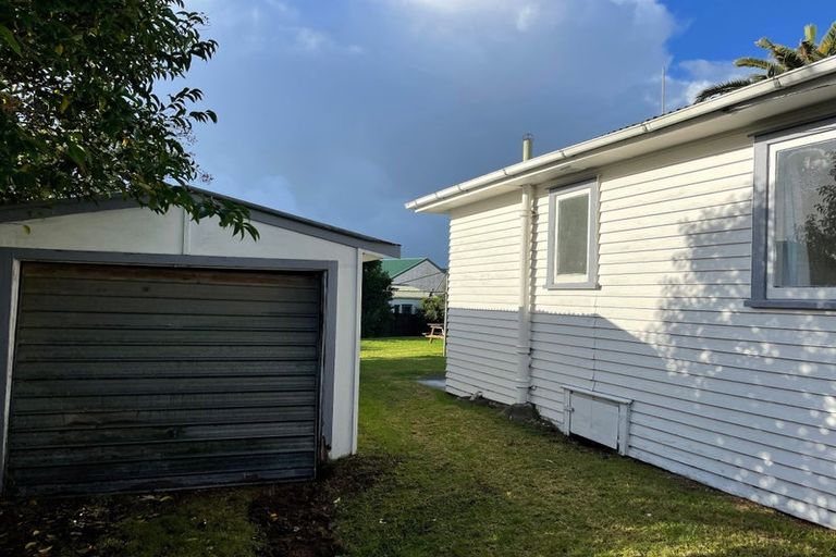 Photo of property in 3 Gloria Avenue, Te Atatu Peninsula, Auckland, 0610