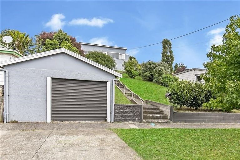Photo of property in 15 Awaroa Road, Helensville, 0800