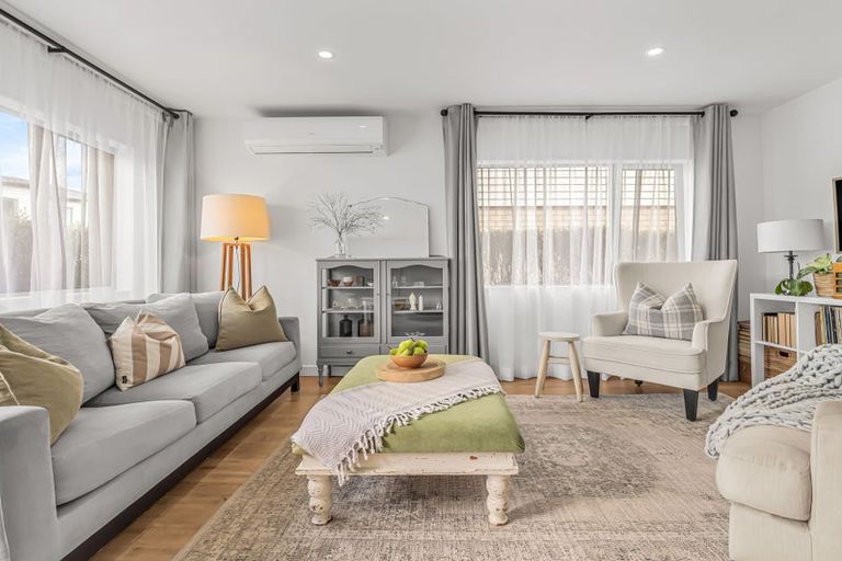 Photo of property in 1 Nga Waka Place, Mangere, Auckland, 2022