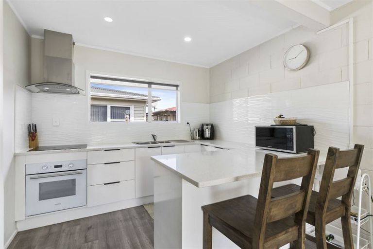 Photo of property in 3/94 Chivalry Road, Glenfield, Auckland, 0629