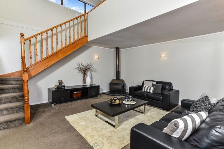 Photo of property in 3 Anchor Place, Beach Haven, Auckland, 0626