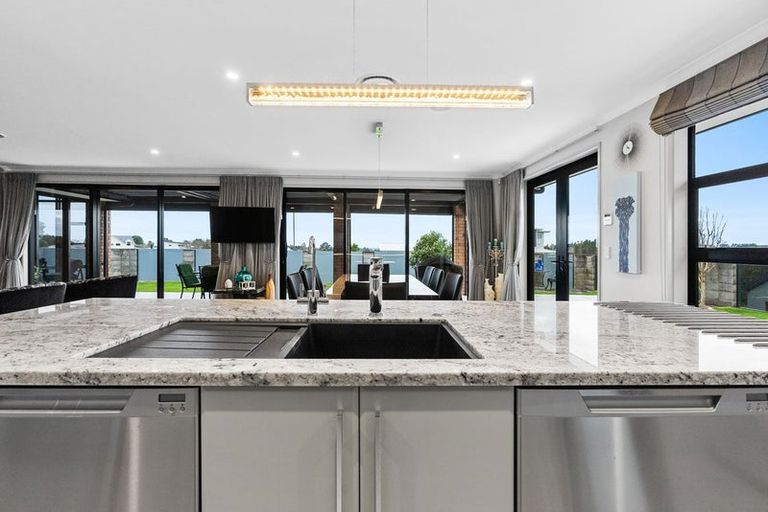 Photo of property in 18 Manurau Crescent, Merrilands, New Plymouth, 4312