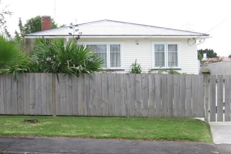 Photo of property in 12 Marlene Avenue, Te Atatu South, Auckland, 0610