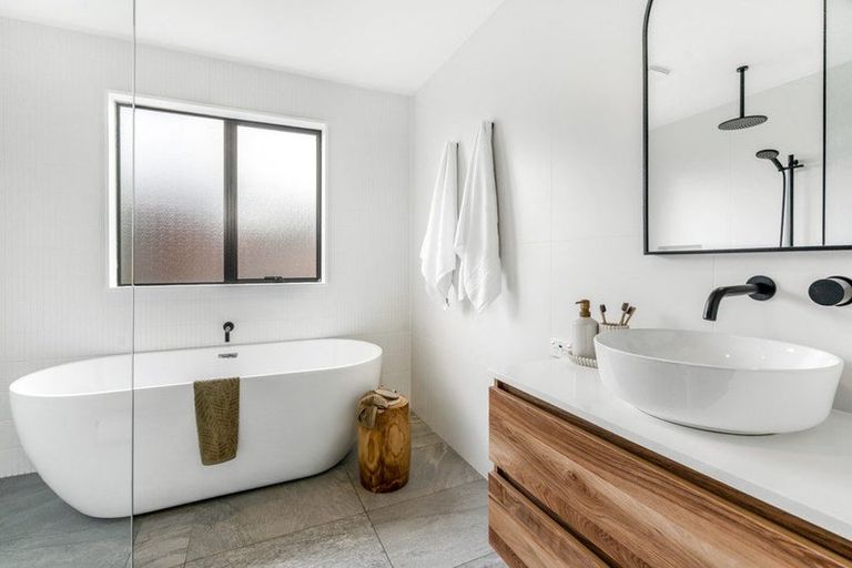 Photo of property in 3 Glucina Avenue, West Harbour, Auckland, 0618