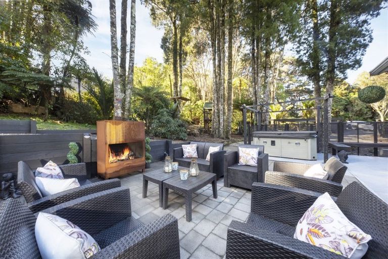 Photo of property in 422 Scenic Drive, Waiatarua, Auckland, 0612