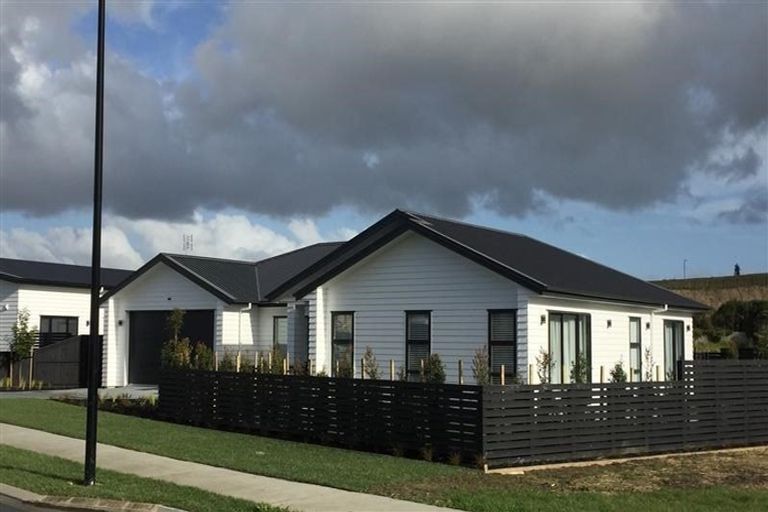 Photo of property in 29 Syd Grant Crescent, Orewa, 0931