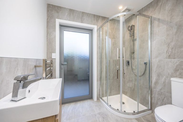 Photo of property in 3/94 Target Road, Totara Vale, Auckland, 0629