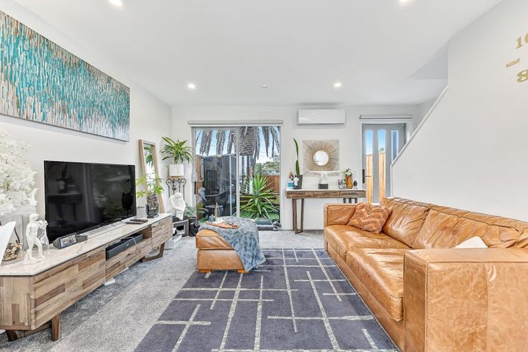 Photo of property in 2/24 Kelwyn Road, Kelston, Auckland, 0602