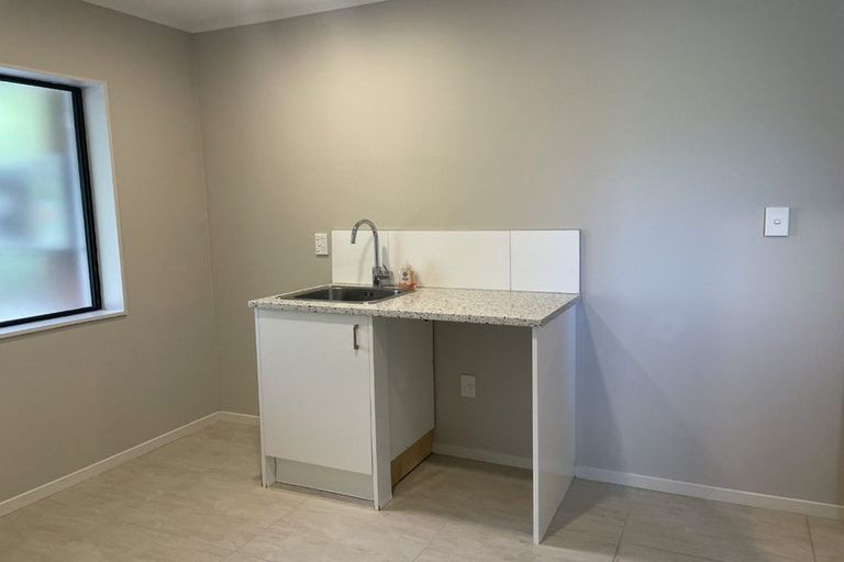 Photo of property in 16 Yarlside Place, Northpark, Auckland, 2013