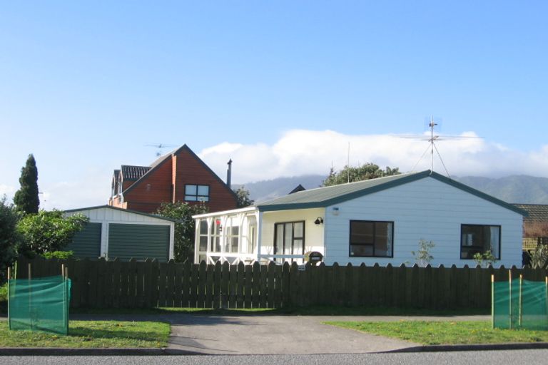 Photo of property in 15 Reeves Street, Waikanae Beach, Waikanae, 5036