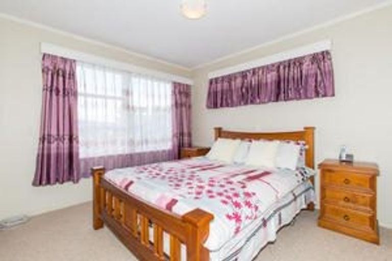 Photo of property in 9 Heather Place, Sunnynook, Auckland, 0620