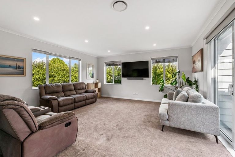 Photo of property in 17 Walter Ruddock Avenue, Kumeu, 0810