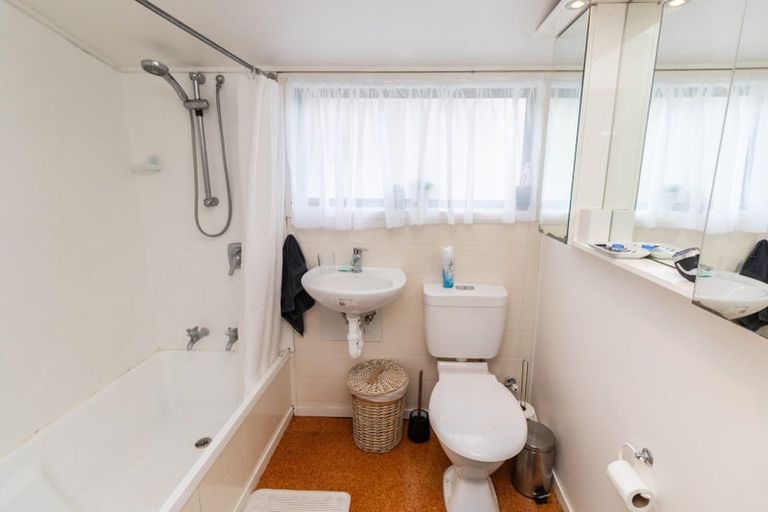 Photo of property in 2a Pitoitoi Road, Days Bay, Lower Hutt, 5013