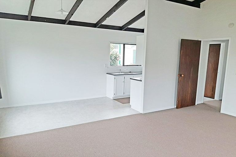 Photo of property in 2/215a Swanson Road, Henderson, Auckland, 0610