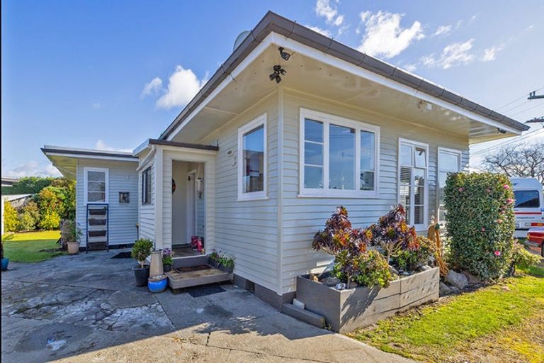 Photo of property in 28 Oxford Street, Martinborough, 5711