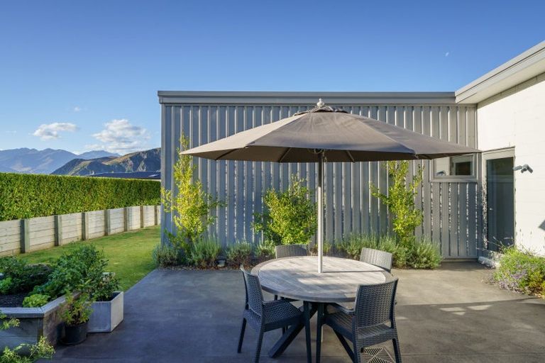 Photo of property in 10 Avalanche Place, Wanaka, 9305
