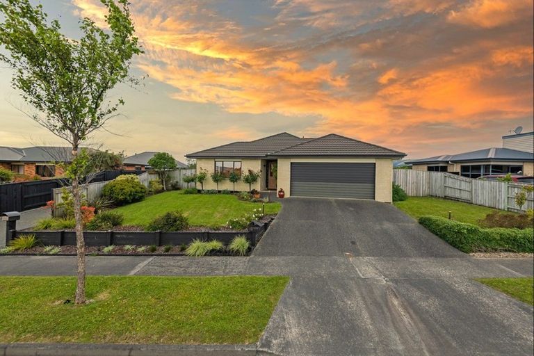 Photo of property in 40 Johnstone Drive, Fitzherbert, Palmerston North, 4410
