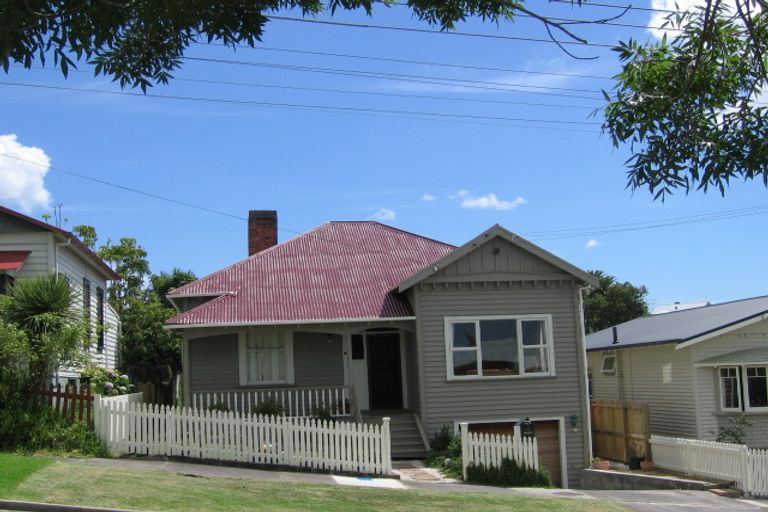 Photo of property in 39 Kiwi Road, Stanley Point, Auckland, 0624