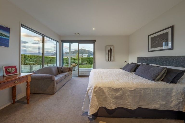 Photo of property in 10 Avalanche Place, Wanaka, 9305