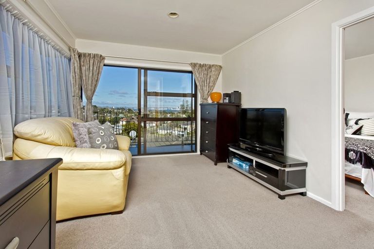 Photo of property in 1/24 Martin Crescent, Northcote, Auckland, 0627