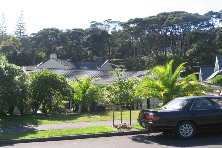 Photo of property in 25 Woodfern Crescent, Titirangi, Auckland, 0604