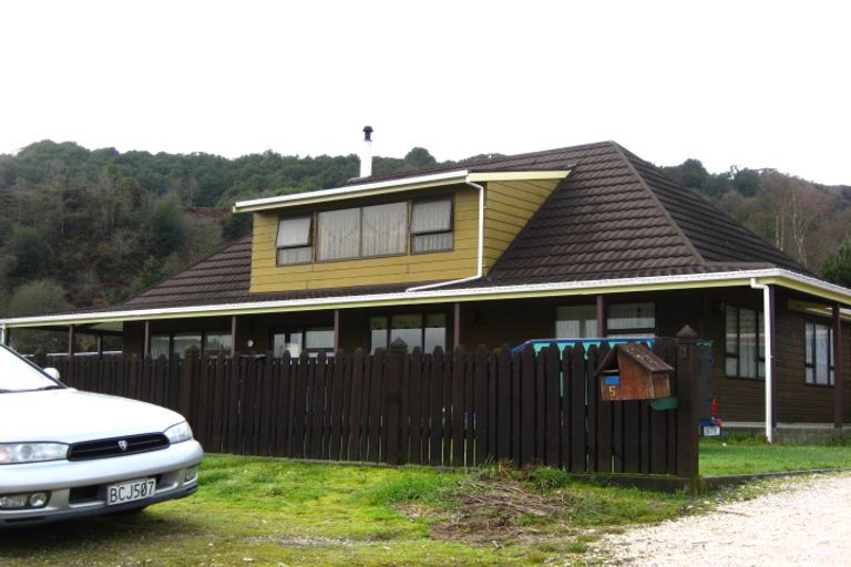 Photo of property in 5 Bayfield Street, Reefton, 7830