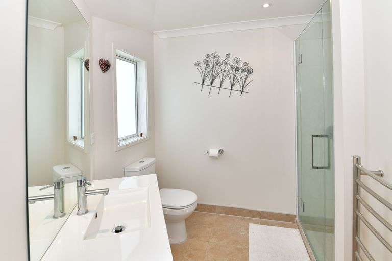 Photo of property in 33 Savoy Road, Orewa, 0931