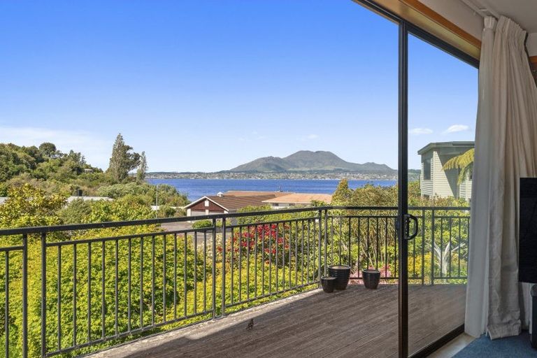 Photo of property in 5 Te Urunga Place, Acacia Bay, Taupo, 3330