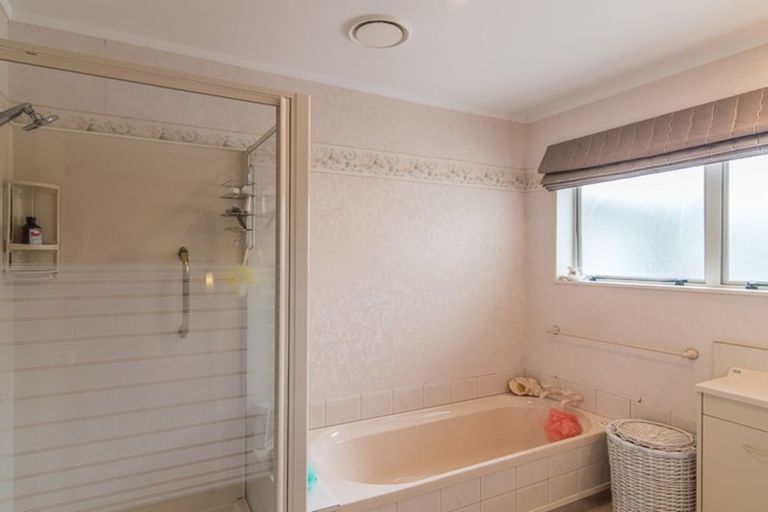 Photo of property in 22 Cranbrook Grove, Waikanae, 5036