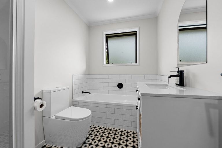 Photo of property in 5 Gavinike Place, Waimauku, 0812