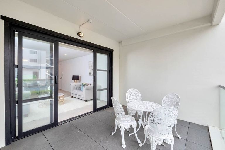 Photo of property in Apollo Apartments, 201/46 Rosedale Road, Rosedale, Auckland, 0632