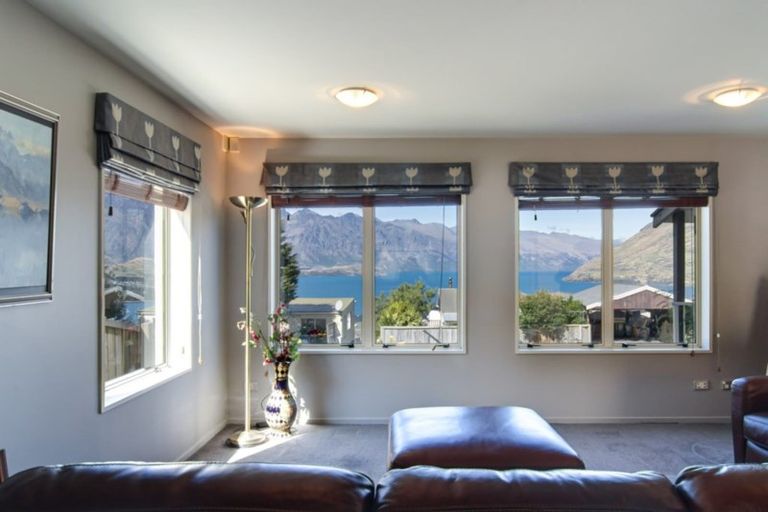 Photo of property in 28 Wynyard Crescent, Fernhill, Queenstown, 9300