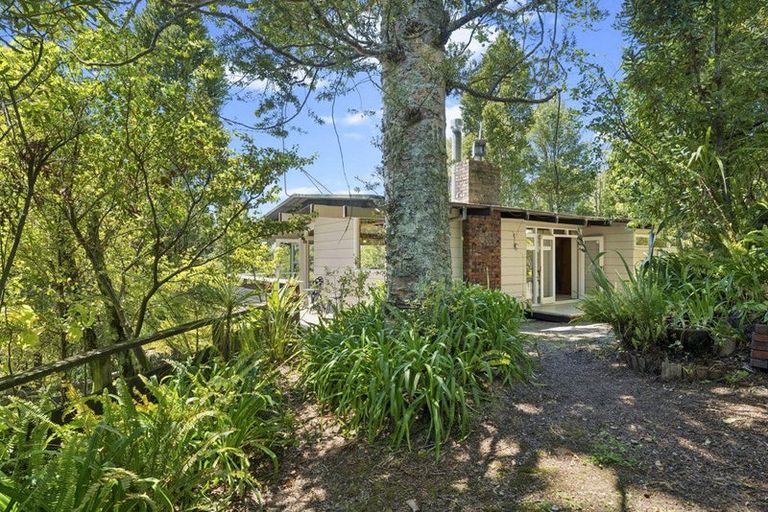 Photo of property in 222 Atkinson Road, Titirangi, Auckland, 0604