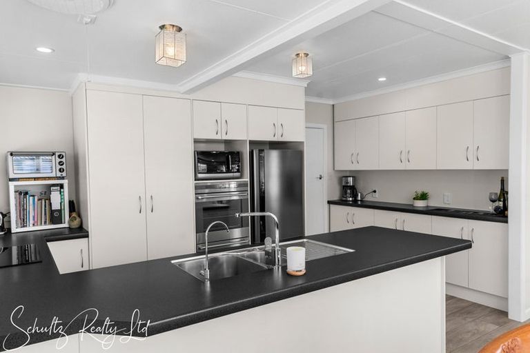 Photo of property in 25 Whaka Street, Maungaturoto, 0520