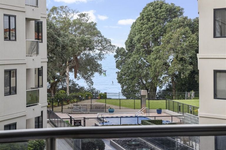 Photo of property in 1a/171 Hurstmere Road, Takapuna, Auckland, 0622