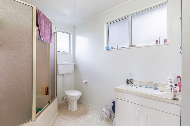 Photo of property in 5 Rapaki Place, Te Atatu Peninsula, Auckland, 0610