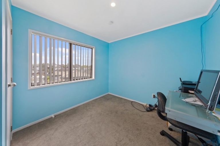 Photo of property in 71 Etherton Drive, Weymouth, Auckland, 2103