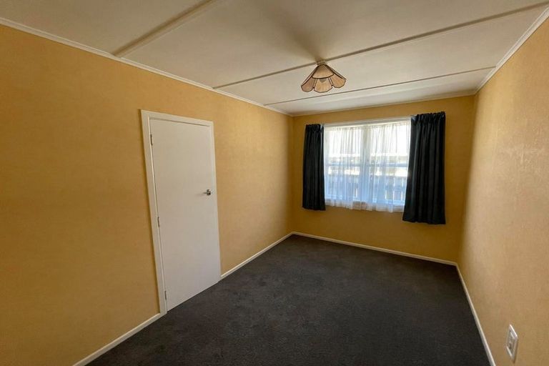 Photo of property in 73 Victory Crescent, Tawa, Wellington, 5028