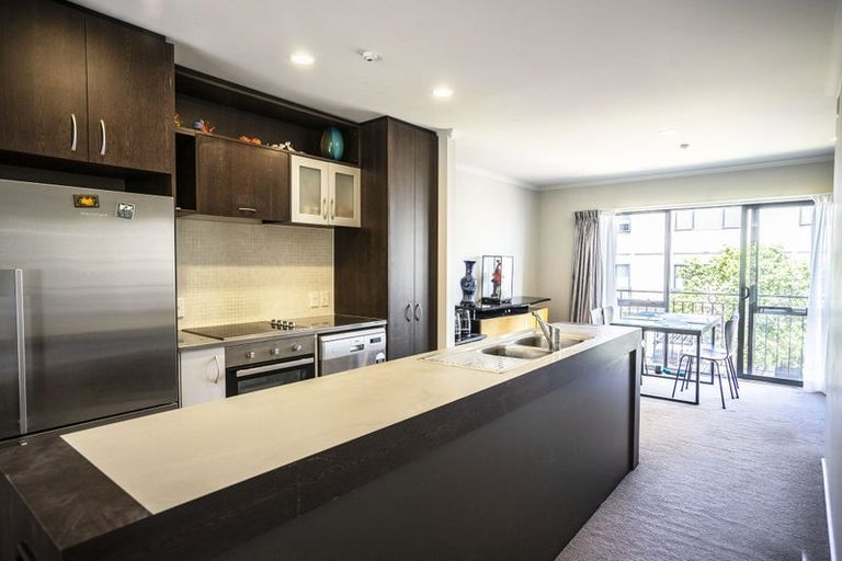 Photo of property in Harbour View Terraces, 2/170 Mokoia Road, Chatswood, Auckland, 0626