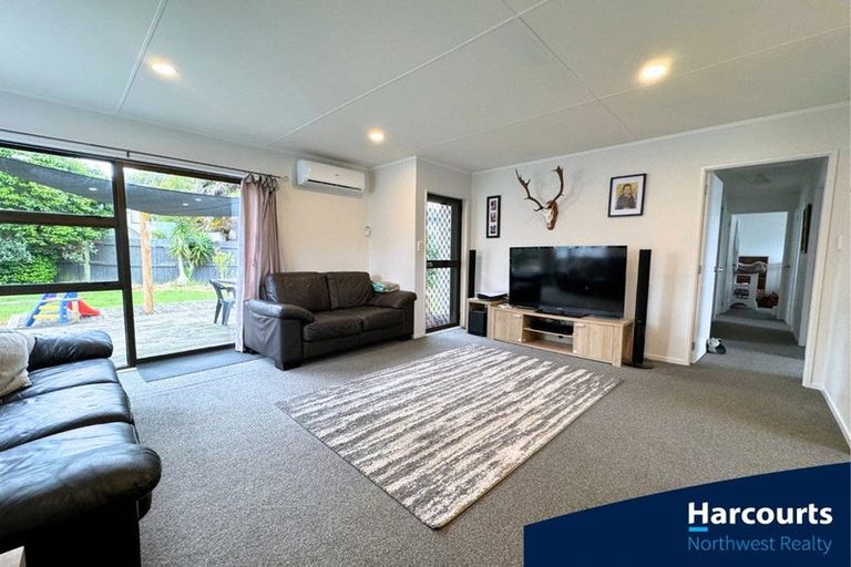 Photo of property in 124 Moire Road, West Harbour, Auckland, 0618