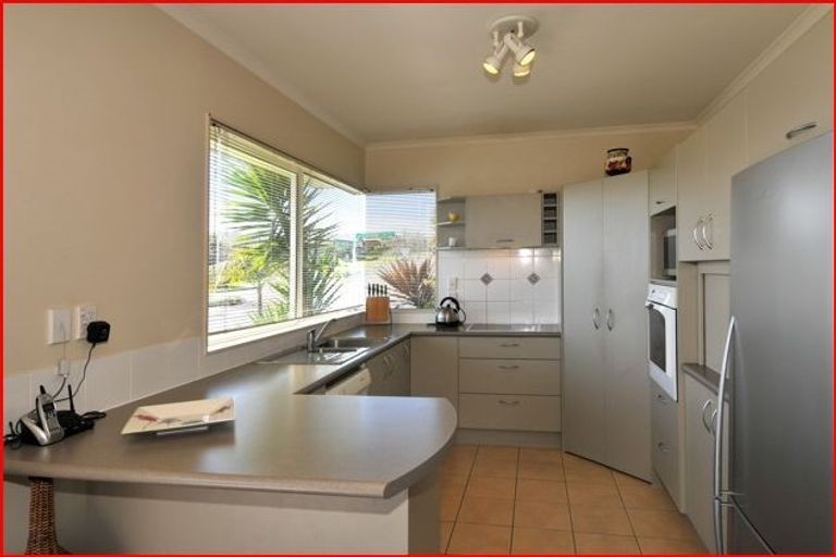 Photo of property in 1 Carnelian Court, Westgate, Auckland, 0614