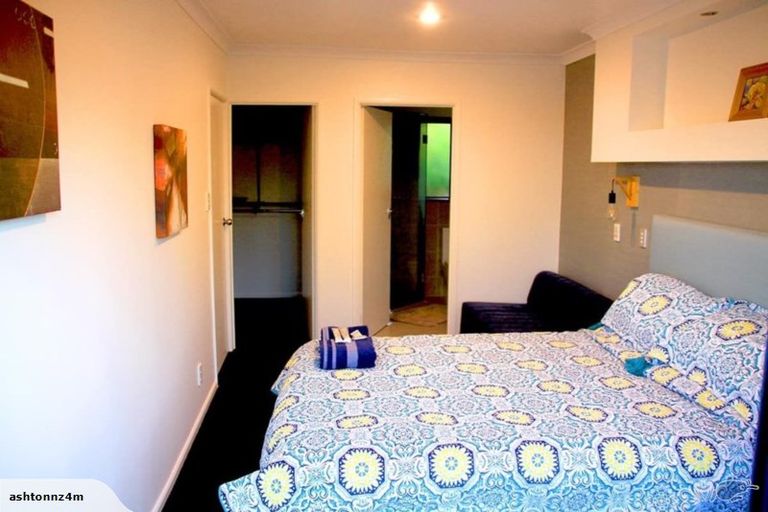 Photo of property in 18 Ravenwood Drive, Forrest Hill, Auckland, 0620