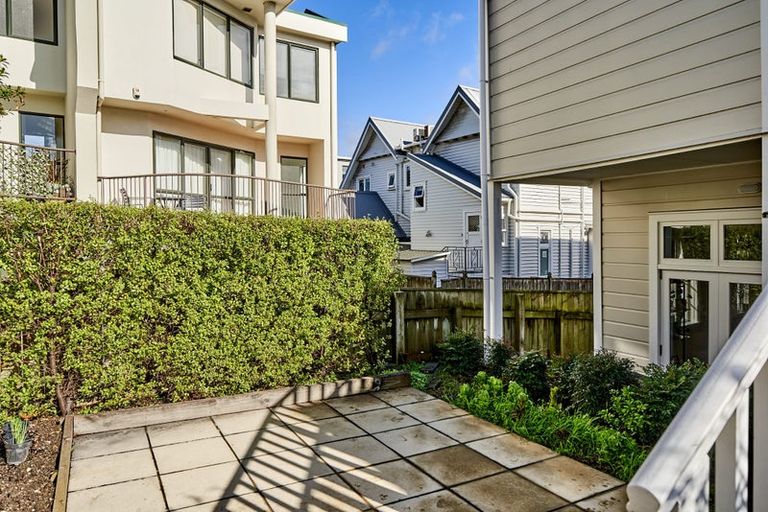 Photo of property in 40 Roxburgh Street, Mount Victoria, Wellington, 6011