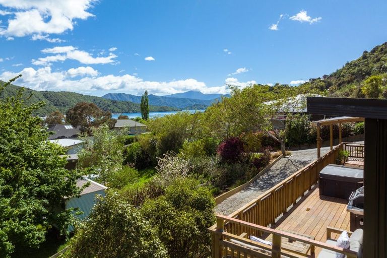 Photo of property in 30 Waimarama Street, Waikawa, Picton, 7220
