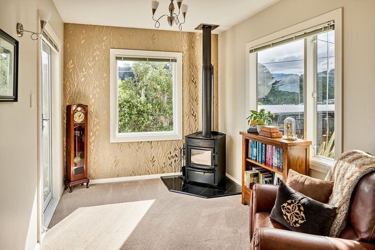 Photo of property in 1 Singers Road, Korokoro, Lower Hutt, 5012