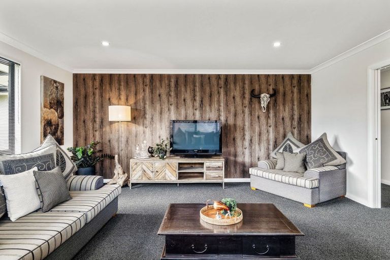 Photo of property in 3 Saint Heliers Grove, Fitzherbert, Palmerston North, 4410