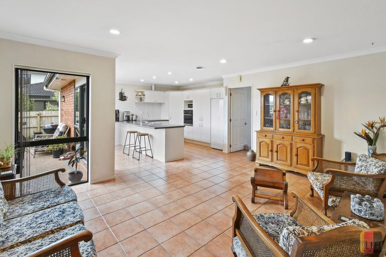 Photo of property in 17 Castlehill Court, Wattle Downs, Auckland, 2103