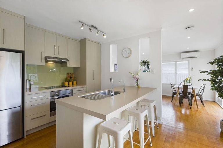 Photo of property in 11 Lynden Avenue, Hillcrest, Auckland, 0627